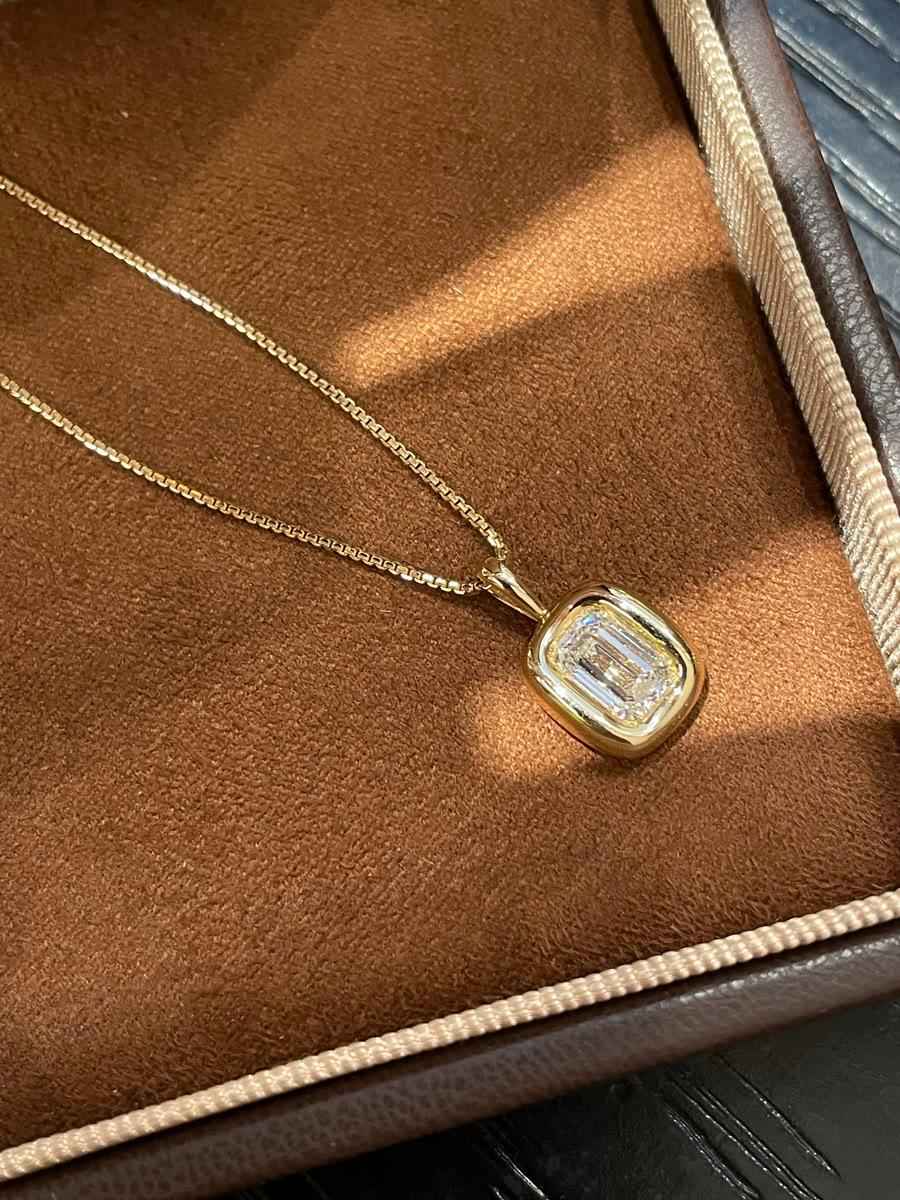 Ein fertiger Anhänger mit zargengefasstem Diamanten im Stufenschliff an einer Box-Kette